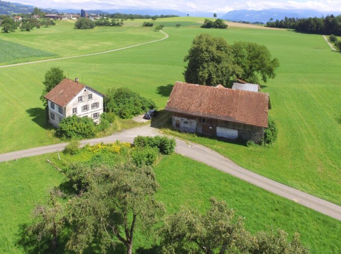 Bauernhausensemble Ottikon Drohne square